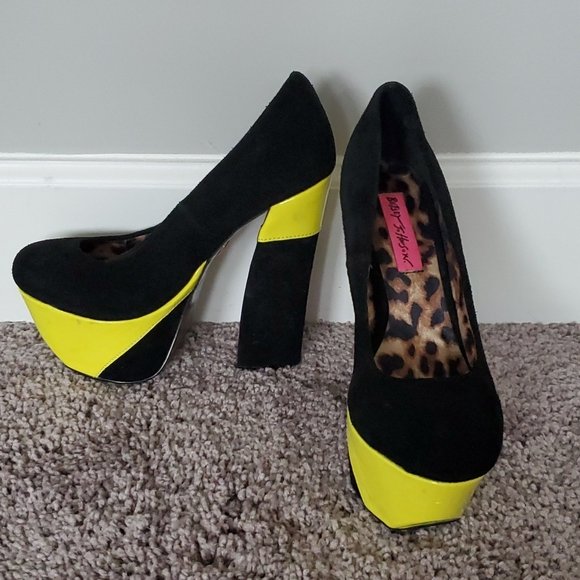 reneh766's tweet photo. So good I had to share! Check out all the items I'm loving on @Poshmarkapp #poshmark #fashion #style #shopmycloset #secrettreasures #handcrafted #betseyjohnson: https://t.co/NQjc98YCsF https://t.co/o7fEiJCKaS
