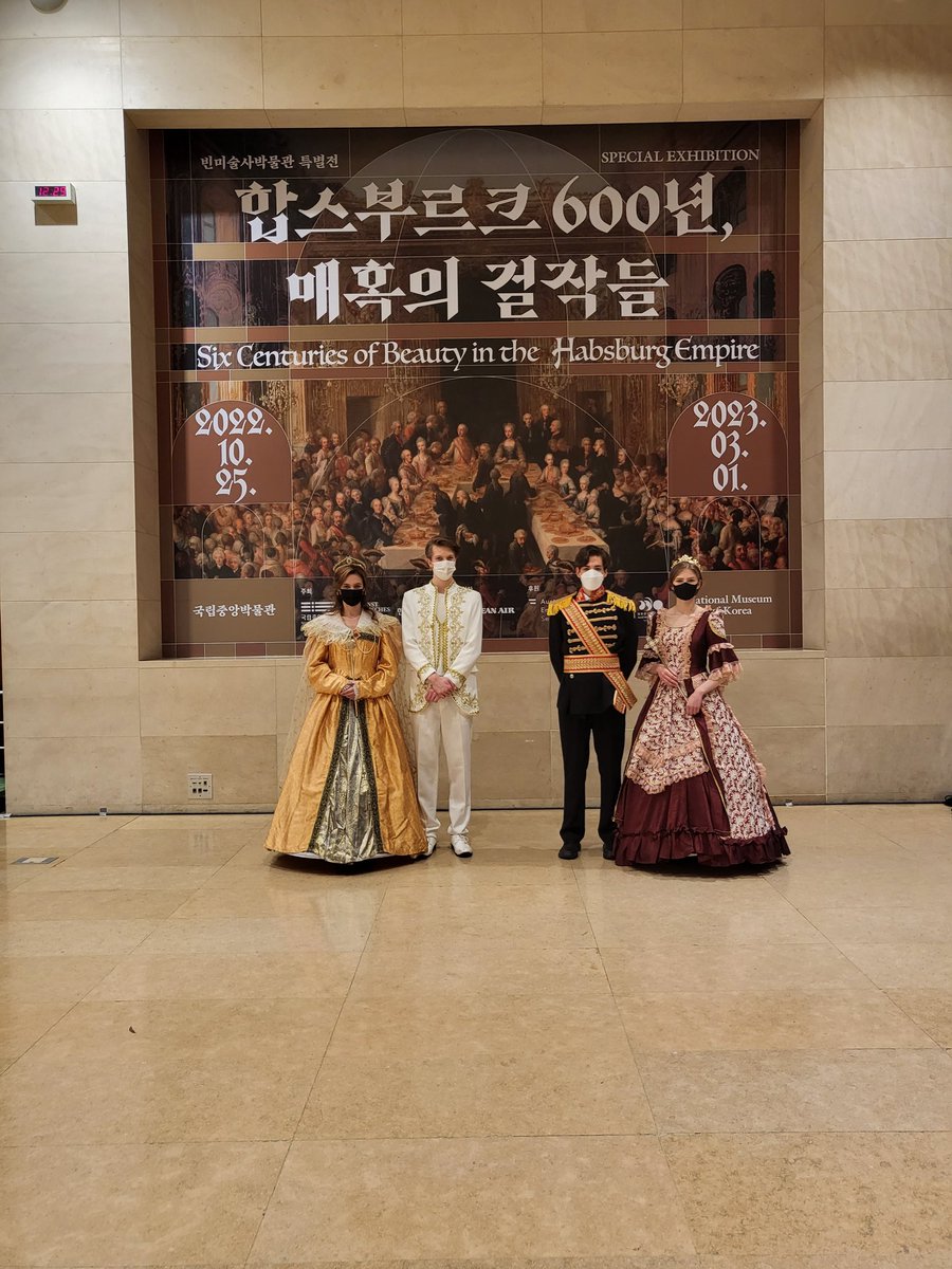 hardyjard's tweet photo. 누구 아이디어였을까
전시회장 주변에 기사랑 공주왕자 옷 입은 서양인 모델들이 돌아다님ㅋㅋㅋㅋ
몰입도 120%

전시회는 보다가 지칠 정도로 그림 많고 전시품 종류 다양하고 유명한 그림들��� 꽤 있는 괜찮은 전시였다 
#합스부르크전 #합스부르크전후기 #합스부르크전리뷰 #합스부르크전개막주간 https://t.co/ybQsDChuwC