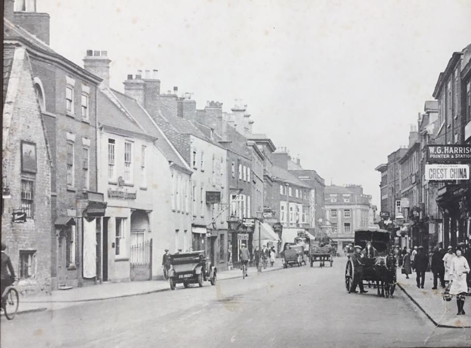 Lovel photo of the High Street.