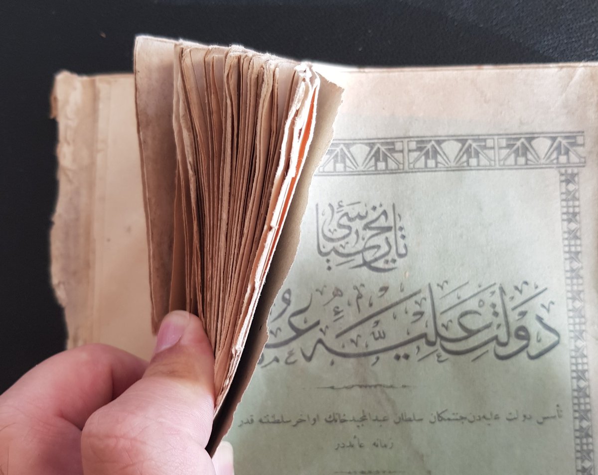 Satın aldığım Osmanlıca kitaplarda sık karşılaştığım durum. Sayfa formalarının açık olmaması. 1909 baskılı Kamil Paşanın Tarihi Siyasinin bu nüshasının ilk okuru benim.
Alfabe değişti Osmanlı külliyatını okuyamıyoruz diyenlere duyurulur. Osmanlı da pek okumuyormuş zaten