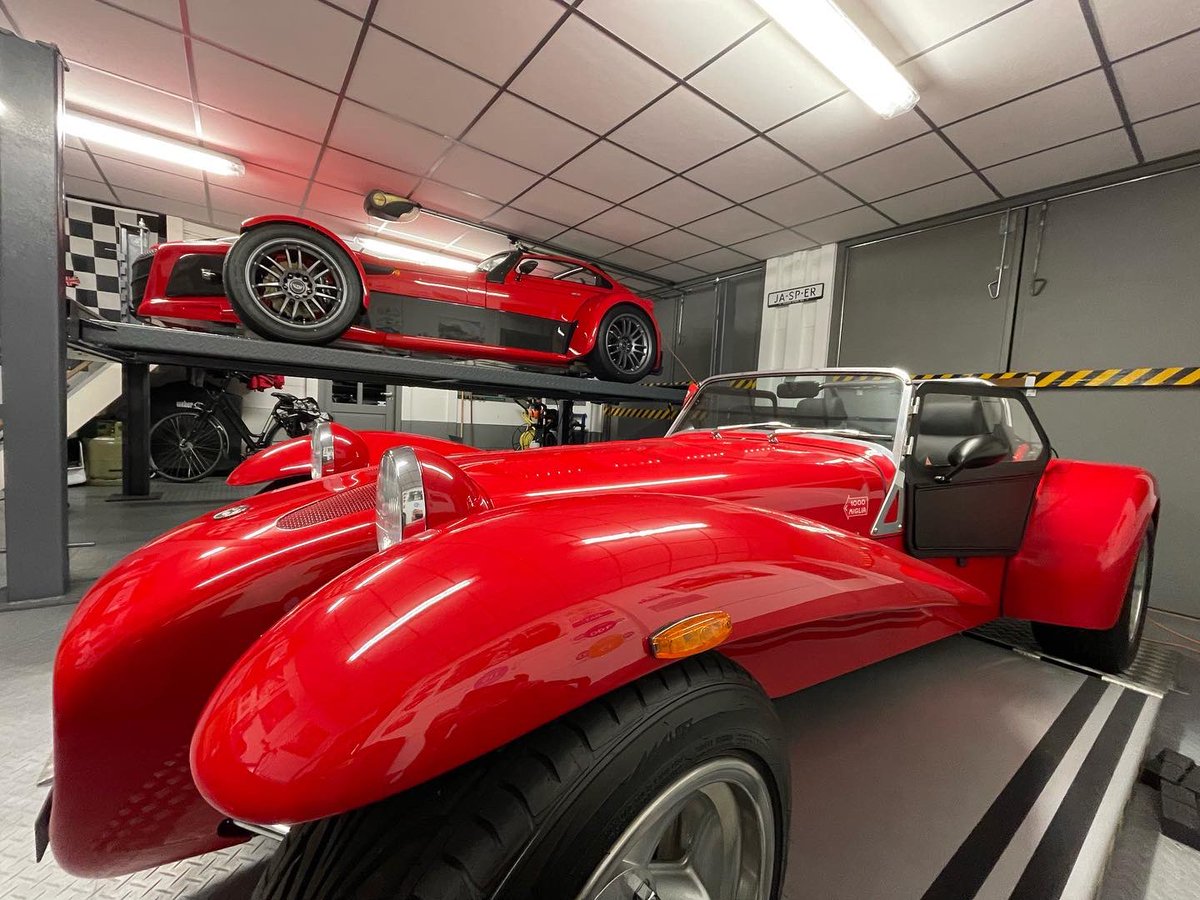 DonkervoortGTO's tweet photo. Met een héérlijke podcast op de AirPods van @BNRpetrolheads over Saab en zo, knuffelen we de Donkies nog even met verse sappen zo voor de winterslaap. #mancave #donkervoort #S8A #JD70 https://t.co/p1b32C3mNc