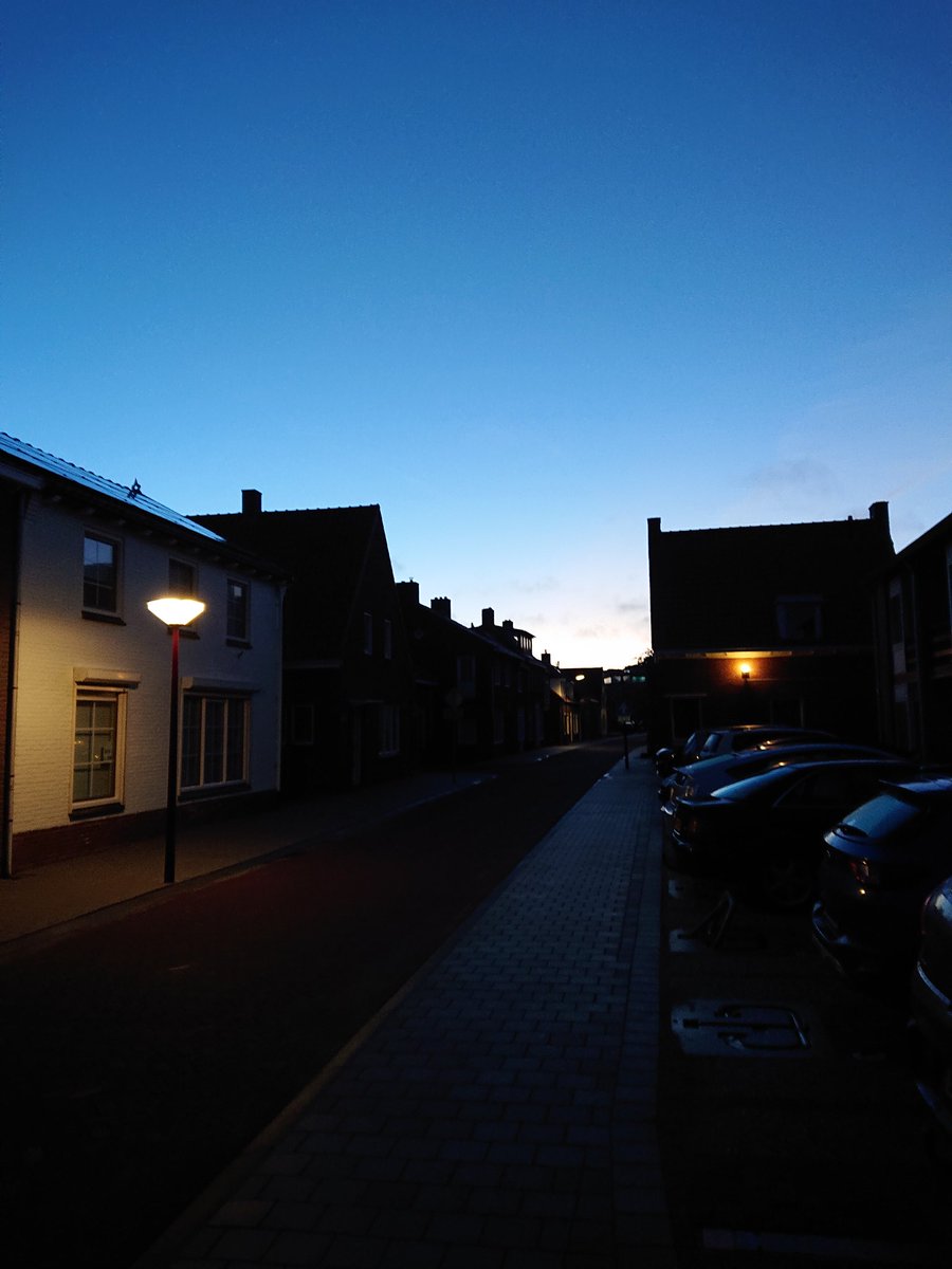Foto's in de straat. Vrij helder en een paar wolkjes. Hoogste tijd dat straks de wintertijd weer ingaat. Het liefst voor altijd. 😀 🏡 Een #goedemorgen!