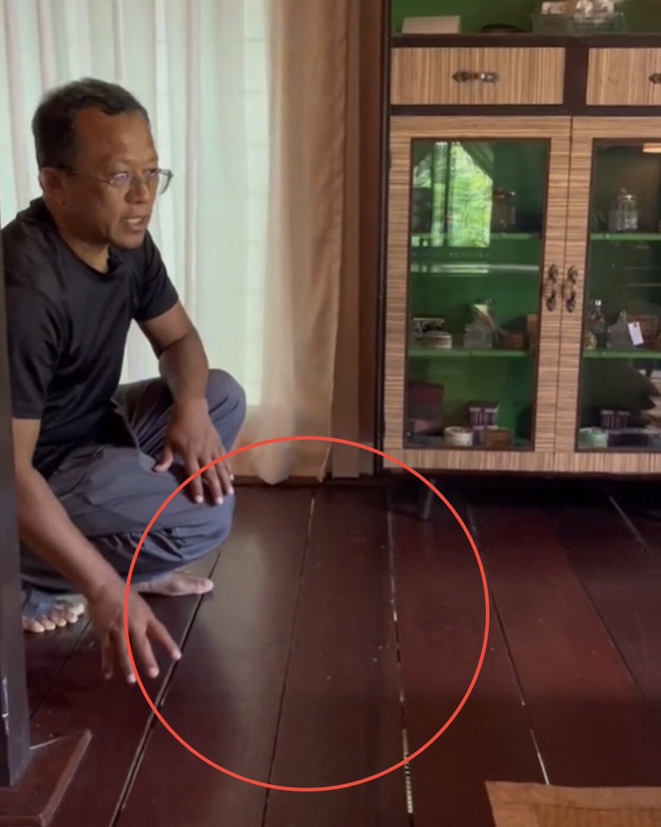mrcreepyposta's tweet photo. MISTERI RUMAH KAMPUNG
Rumah kampung zaman dahulu berseni dan berbudaya. Kalau dilihat pada susun atur papan lantai yang rapat dan yang renggang, boleh membuatkan kita tertanya-tanya: Apakah tujuan sebenarnya?

Nak tahu?
Betul ni nak tahu? https://t.co/yc4MjqKqtU