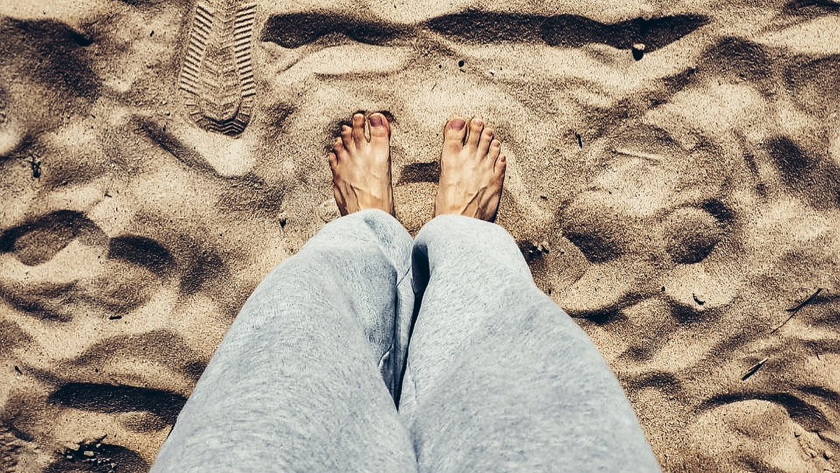 healwithtae's tweet photo. boyfie taehyung at beach, on film 📸 https://t.co/19KarADOzt