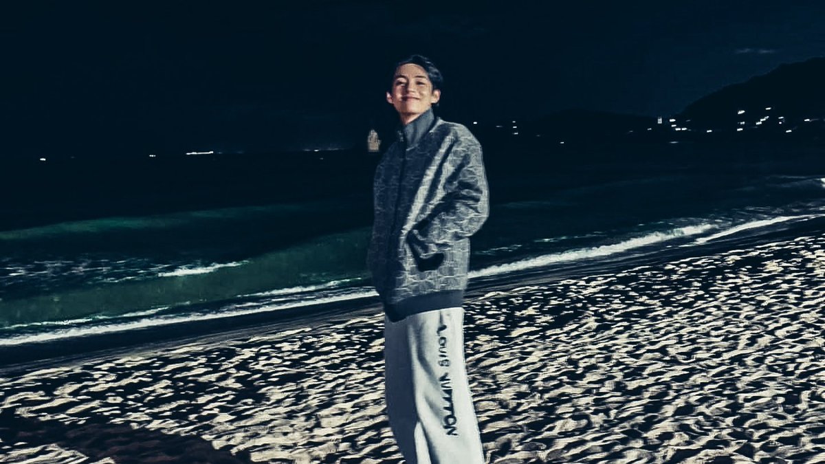 healwithtae's tweet photo. boyfie taehyung at beach, on film 📸 https://t.co/19KarADOzt