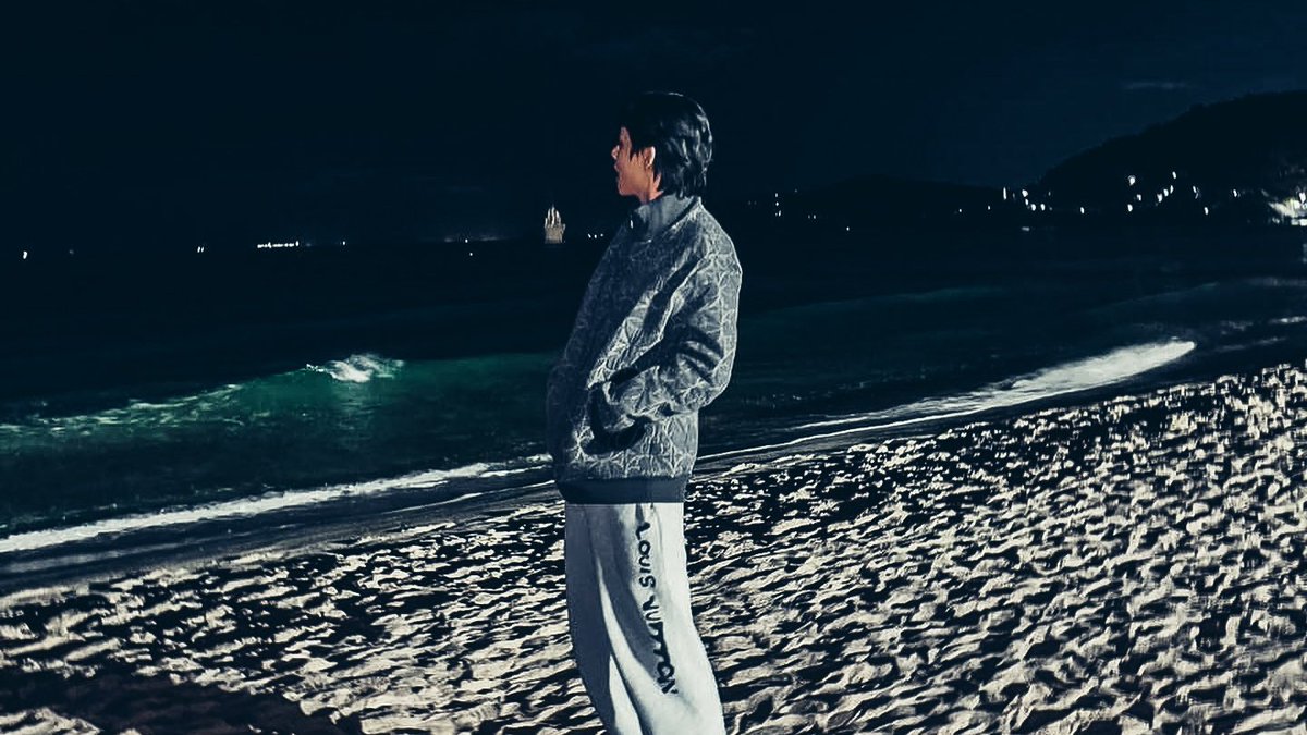 healwithtae's tweet photo. boyfie taehyung at beach, on film 📸 https://t.co/19KarADOzt