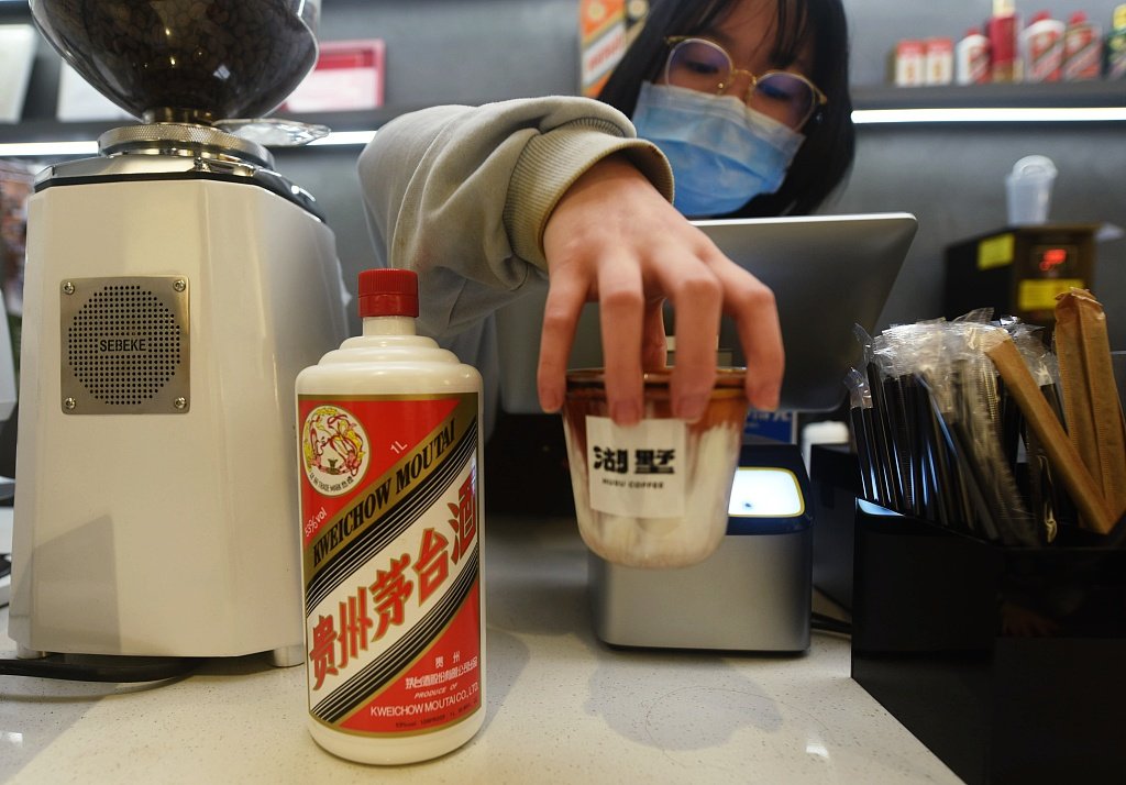 EDNewsChina's tweet photo. #CEStyle Recently, a #coffee shop in Hangzhou, east #China's Zhejiang, launched the "Moutai Coffee", which attracted the attention of #coffee and #Moutai lovers. "Moutai Coffee" consists of coffee, milk and Moutai liquor. Each cup of coffee contains 5ml of Moutai https://t.co/B6PYD7Bu8A