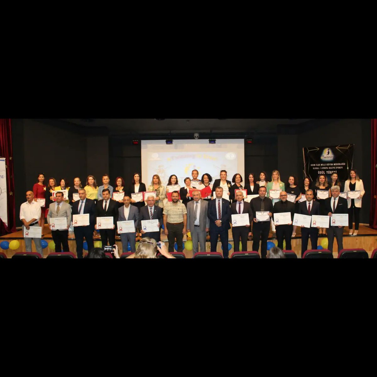 DidimMem's tweet photo. 2021 yılında okullarında eTwinning projeleri yürüten ve Ulusal/Avrupa Kalite Etiketi almaya hak kazanan öğretmenlerimiz Aydın ilçelerinde eş zamanlı gerçekleştirilen törenlerle belgelerini aldılar.

Haberin devamı: https://t.co/1xYFVAvJoX

@tcmeb @Aydin_MEM @tretwinning @metelek https://t.co/06pVKBOmsP
