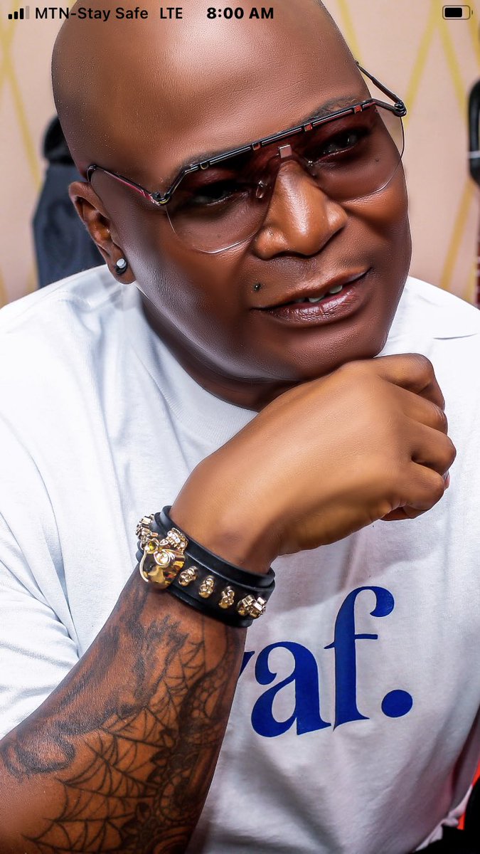 AreaFada1's tweet image. Table shaker and Obi attacker,
so with 1M Followers, and the table u dey shake, Atiku Campaign team still think say u no reach to be part of the Media Team of its Campaign Council? Ntooor👀

Dem say dis shaker is now job hunting in a presidential shakers camp
Retweet if u get it