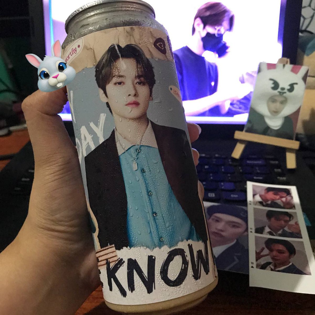 binniebiceps's tweet photo. it's a rainy afternoon, but we're celebrating #LeeKnow day from home! 😻 thank you so much @mintyleebit for #LINOCAFE !!! poging lino in the hoooouse! 🤍😺🤍

#HappyLeeKnowDay
#리노야_생일선물은_평생보자
#DancingGodLeeKnowDay
#StrayKids    #스트레이키즈      
#리노 https://t.co/74XakVEACW