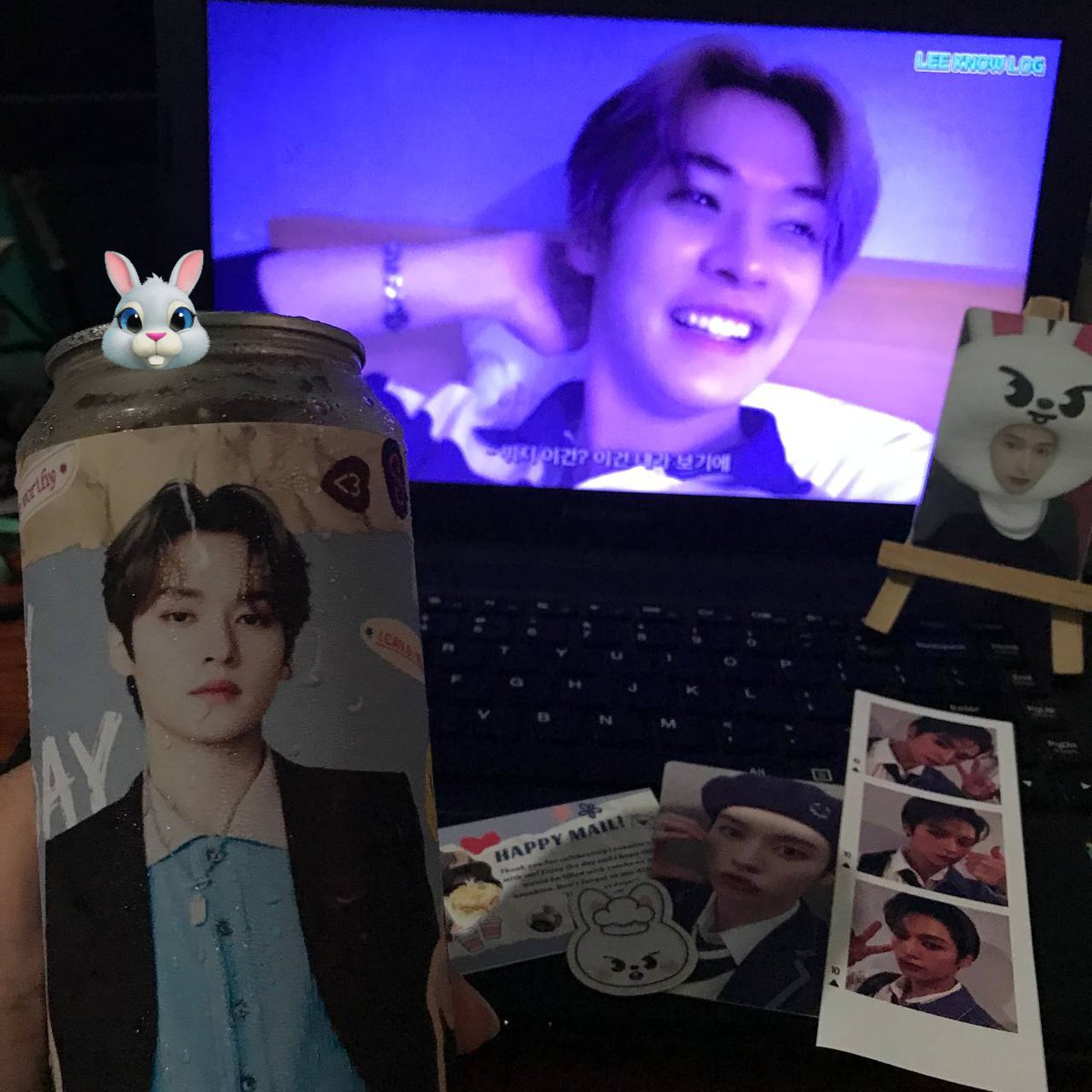 binniebiceps's tweet photo. it's a rainy afternoon, but we're celebrating #LeeKnow day from home! 😻 thank you so much @mintyleebit for #LINOCAFE !!! poging lino in the hoooouse! 🤍😺🤍

#HappyLeeKnowDay
#리노야_생일선물은_평생보자
#DancingGodLeeKnowDay
#StrayKids    #스트레이키즈      
#리노 https://t.co/74XakVEACW