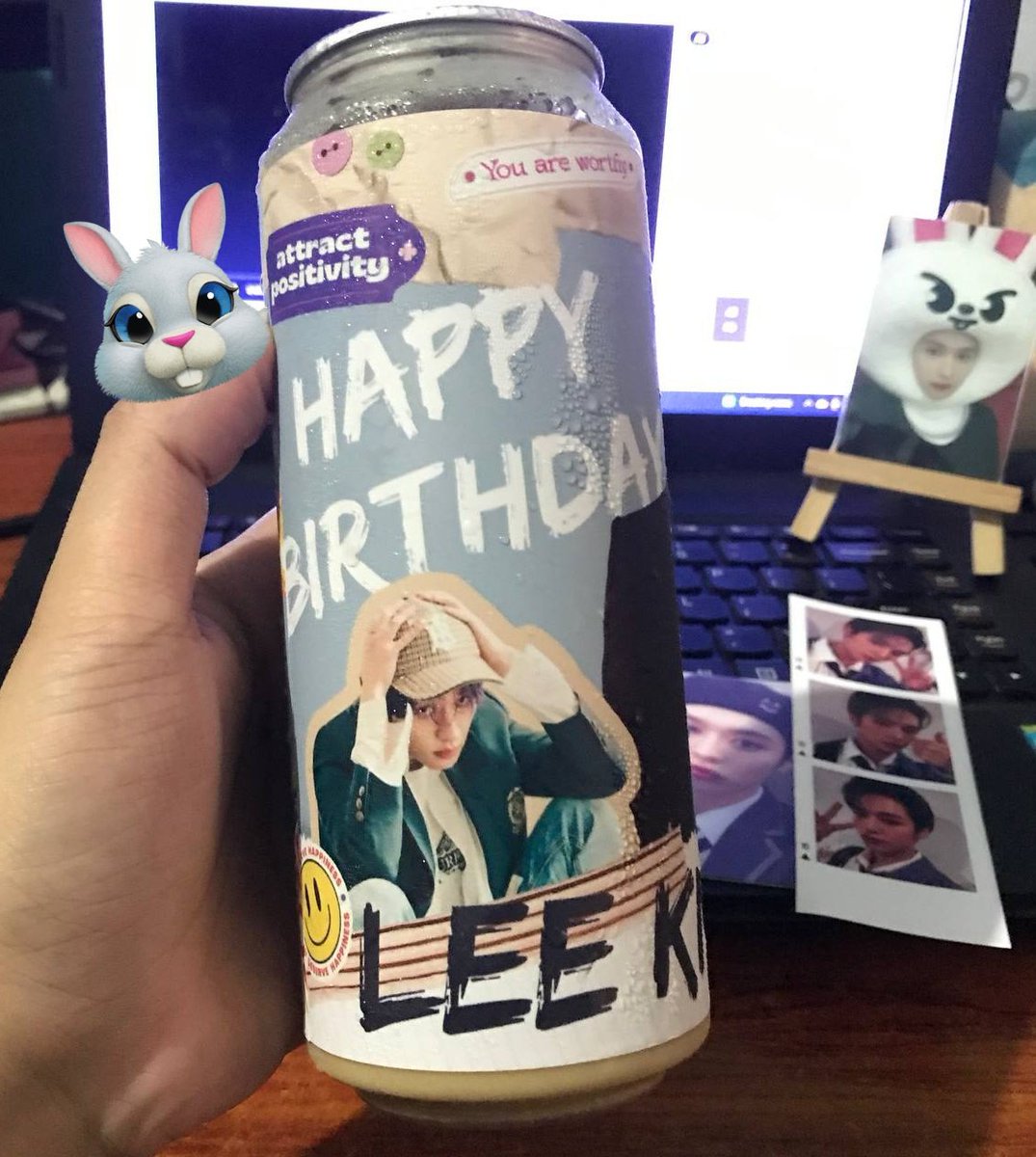 binniebiceps's tweet photo. it's a rainy afternoon, but we're celebrating #LeeKnow day from home! 😻 thank you so much @mintyleebit for #LINOCAFE !!! poging lino in the hoooouse! 🤍😺🤍

#HappyLeeKnowDay
#리노야_생일선물은_평생보자
#DancingGodLeeKnowDay
#StrayKids    #스트레이키즈      
#리노 https://t.co/74XakVEACW