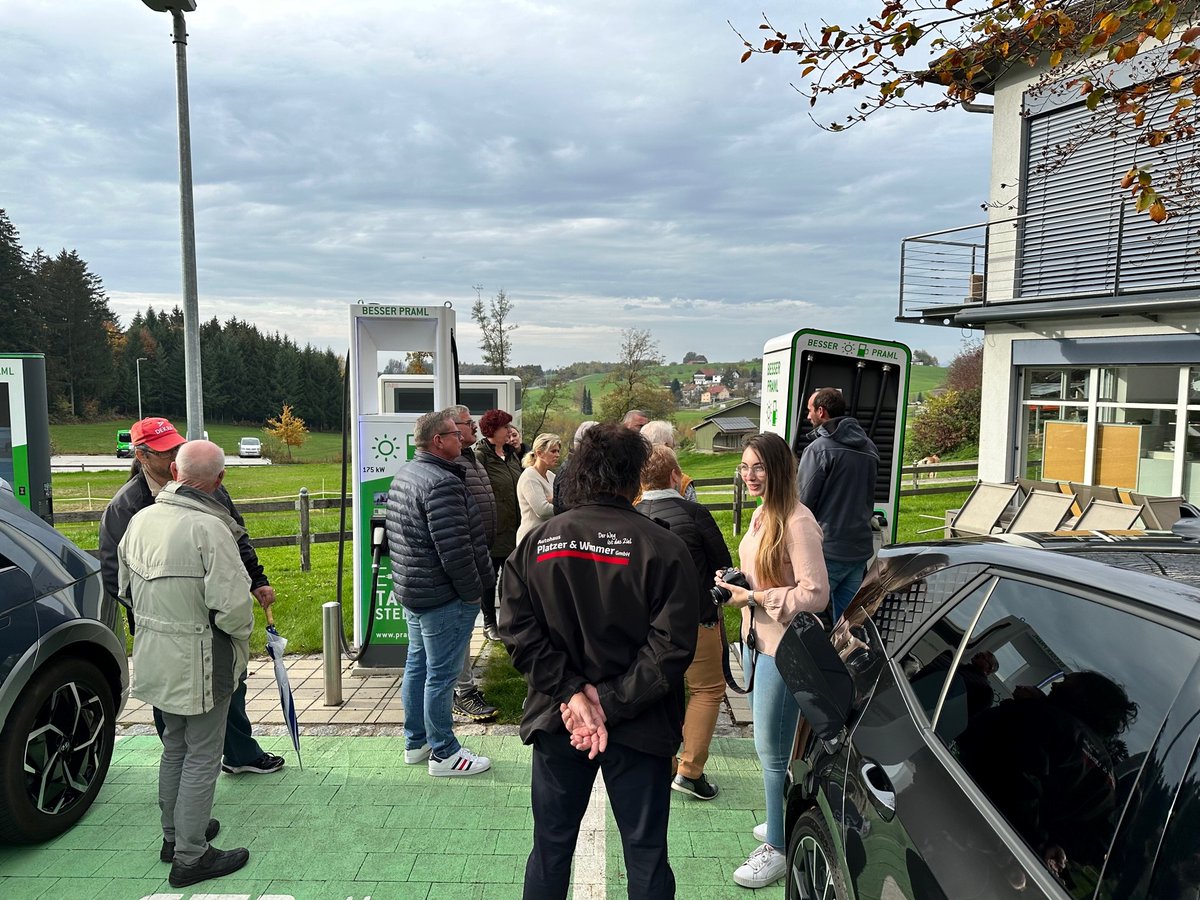 citywatt's tweet photo. Seniorennachmittag bei @PRAML_GmbH &amp; CITYWATT! 🥳
⚡ Spannende Diskussionen über #emobilität
⚡ Blicke hinter die Kulissen einer #Ladestation
⚡ Das 1. Mal #elektrischeauto fahren
⚡ #Kaffee &amp; #Kuchen
#citywatt #praml #seniorennachmittag #seniorentag #emobilität #emobility #eauto https://t.co/02MEaFSU7f