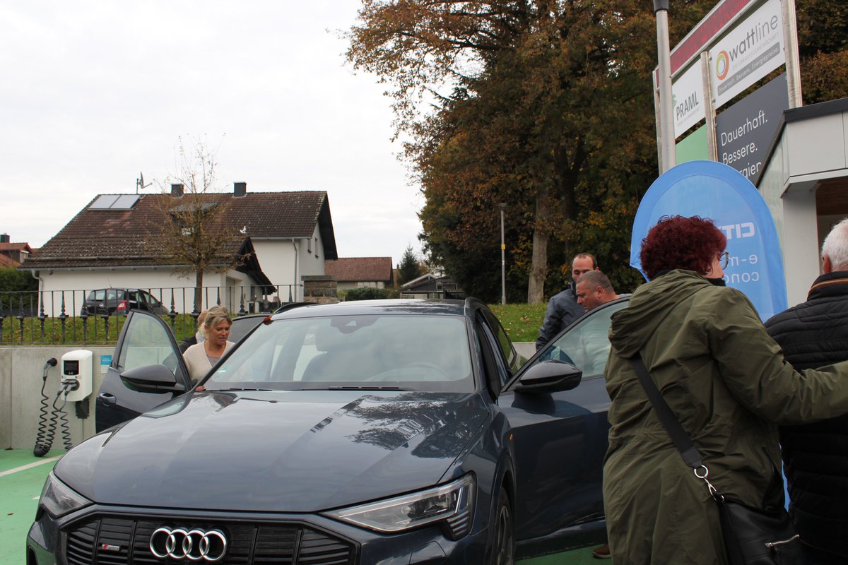 citywatt's tweet photo. Seniorennachmittag bei @PRAML_GmbH &amp; CITYWATT! 🥳
⚡ Spannende Diskussionen über #emobilität
⚡ Blicke hinter die Kulissen einer #Ladestation
⚡ Das 1. Mal #elektrischeauto fahren
⚡ #Kaffee &amp; #Kuchen
#citywatt #praml #seniorennachmittag #seniorentag #emobilität #emobility #eauto https://t.co/02MEaFSU7f
