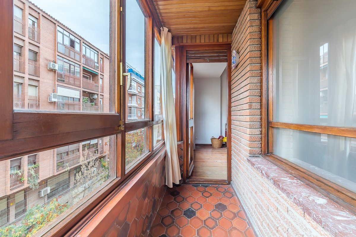 #SeVende piso exterior en tercera planta con #terraza, cuatro habitaciones y dos baños en #Chamberí. Calefacción central y portero físico. idealista.com/inmueble/99284… #Madrid #Malasaña #Tetuán #Inmobiliaria