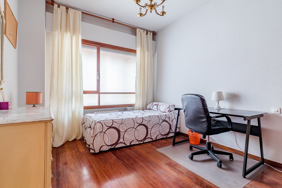 labrujainmo's tweet photo. #SeVende piso exterior en tercera planta con #terraza, cuatro habitaciones y dos baños en #Chamberí. Calefacción central y portero físico. https://t.co/Dz4LjJ6l44 #Madrid #Malasaña #Tetuán #Inmobiliaria https://t.co/VbYMSsKy4v
