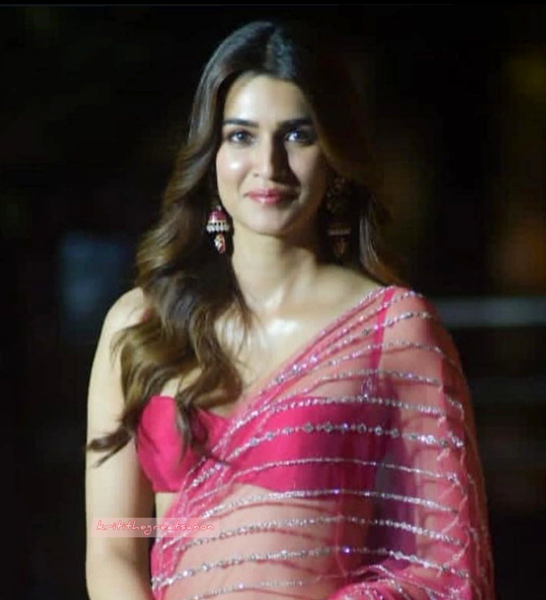 kritigreatsanon's tweet photo. Just because you're beautiful and perfect, it's made you conceited....
Our Pretty Lady For #sonamkapoor Diwali bash ๐ฅฐ last Night ๐โค๏ธ๐
@kritisanon #kritisanon #kritithegreatsanon https://t.co/UTfR4uNPTT