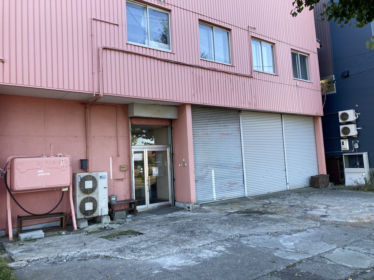 MicelleRunaway's tweet photo. micelleランナウェイチーム、本日からなえぼのアートスタジオに小屋入りです
元マネキン工場だった建物は今は美術家さんたちのシェアアトリエになっています
一階ギャラリーはシャッター1枚で外から隔てられていて安定の寒さです。
ホッカイロも用意しておきますが、当日は暖かい服装でお越し下さい https://t.co/h65gtDKOCp