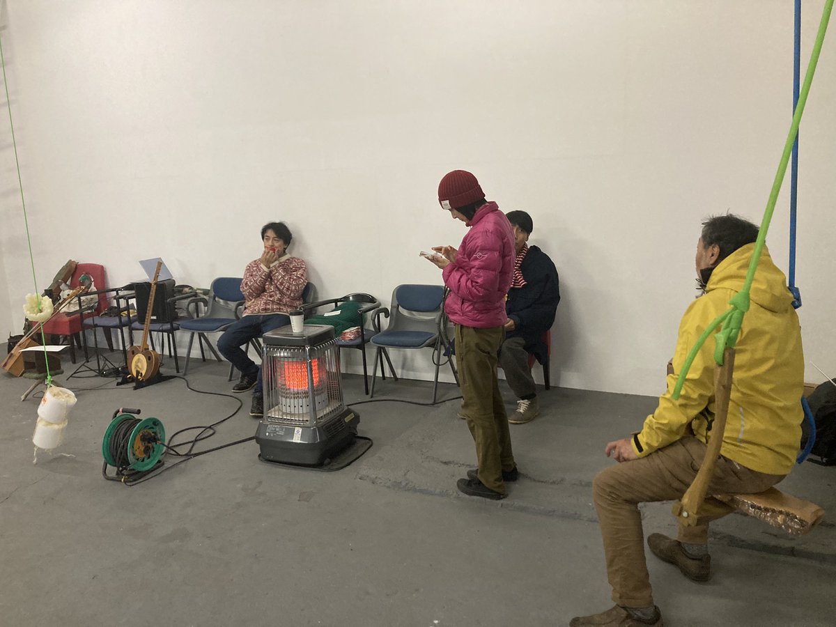 MicelleRunaway's tweet photo. micelleランナウェイチーム、本日からなえぼのアートスタジオに小屋入りです
元マネキン工場だった建物は今は美術家さんたちのシェアアトリエになっています
一階ギャラリーはシャッター1枚で外から隔てられていて安定の寒さです。
ホッカイロも用意しておきますが、当日は暖かい服装でお越し下さい https://t.co/h65gtDKOCp