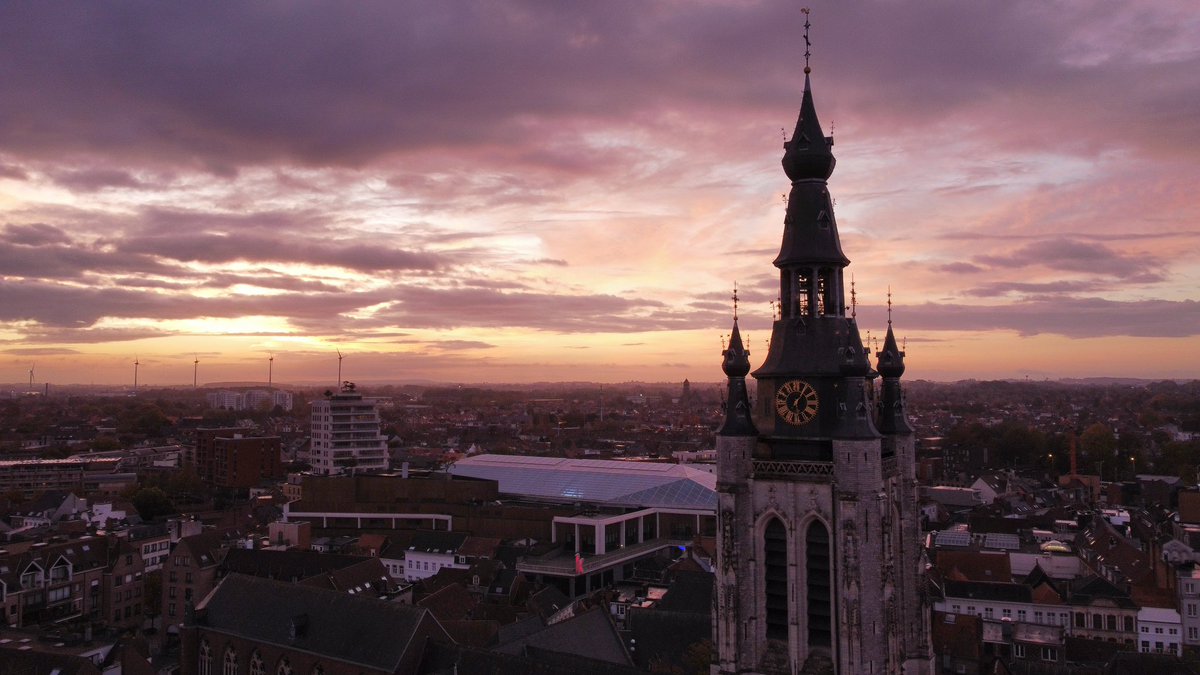 BoudewijnDeBus1's tweet photo. St-Maartenskerk in Kortrijk bij het ochtendgloren #kortrijk #vrtweer #weerfoto #focuswtv https://t.co/7twvulYQzX