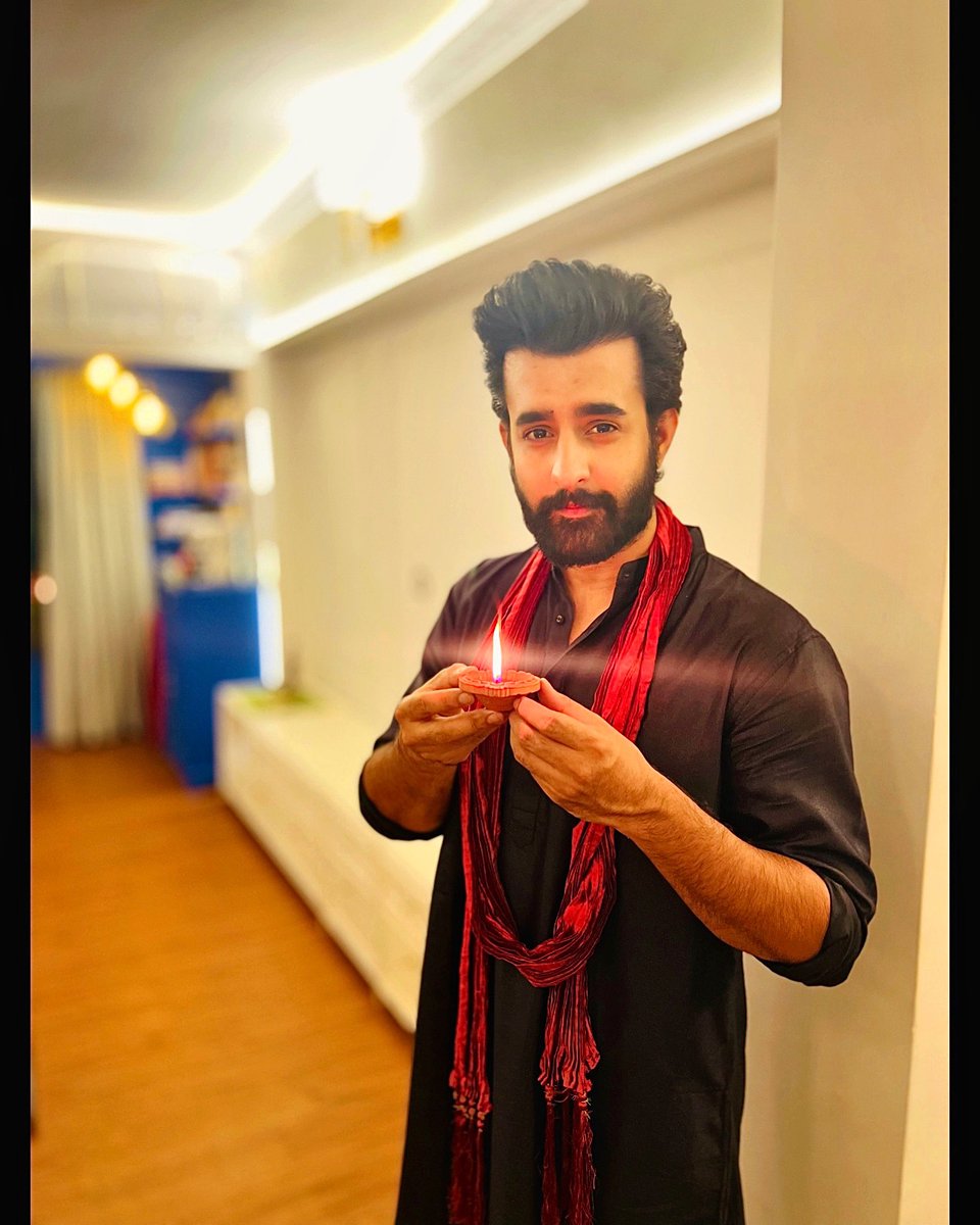 satyajeet_dubey's tweet photo. Happy Diwali 🪔 🤍 🎊
The lamps are different but the light is the same. Wishing you all a prosperous, happy and a beautiful year ahead. May this year brings abundance of peace, love and goodness for all.

#HappyDiwali https://t.co/6A6FglEppa