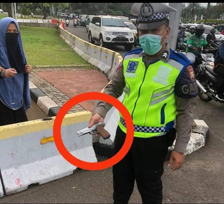 FixRidi's tweet photo. Kok bisa si polisi ini gada kuatir kuatir nya megang barang bukti teroris SE barbarly gini ya?

Pengalihan isu apalagi nih? https://t.co/PUExeDpwt1