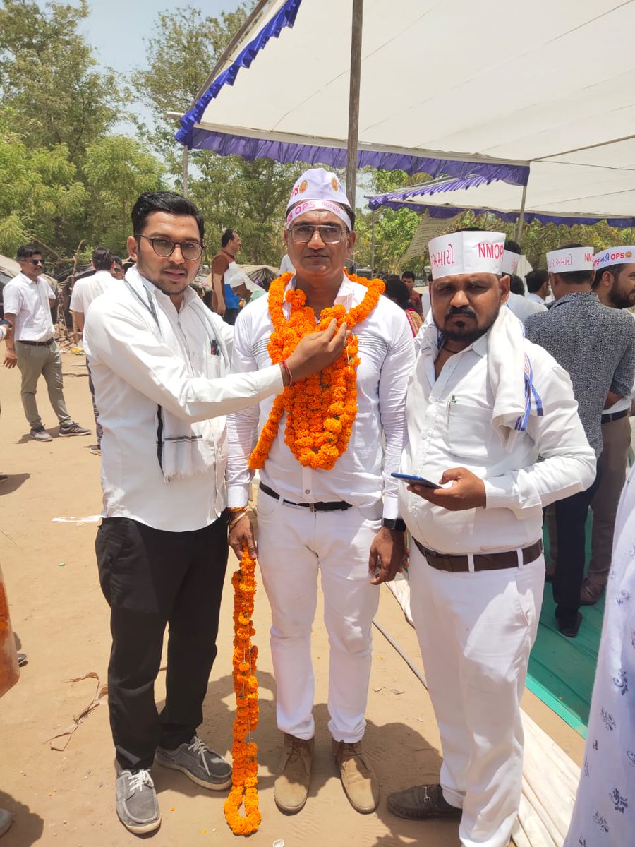 Manoj_8993's tweet photo. #OPS4Gujarat
@narendramodi
@PMOIndia 
@Bhupendrapbjp 
@CMOGuj 
@CRPaatil
@BJP4India
દેશના વિવિધ રાજ્યોમાં  #ops લાગુ થઈ શકતી હોય તો ગુજરાતના કર્મચારીઓએ શું ગુનો કર્યો છે? અમારી લાગણી અને માંગણી ધ્યાને લઇ ગુજરાતના કર્મચારીઓને #पुरानी_पेंशन_लागु_करो 
#पुरानी_पेंशन_बहाल_करो https://t.co/RIZTEpDFtB
