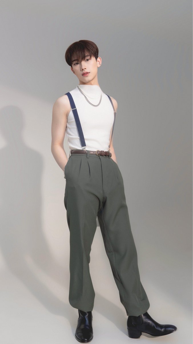 แนะนำตัวในเรารู้คุณหน่อย? ทำไมถึงชื่อปูนปั้น
ปูนปั้น : "สวัสดีครับ ชื่อปูนปั้นนะครับ ก่อนอื่นเลยหลายๆคนจะงงว่าทำไมพ่อแม่ตั้งชื่อนี้ให้ มีอยู่ไม่กี่สาเหตุหรอกครับ หนึ่งในนั้นคือ "ดูดวง" และอย่างที่สองคือตั้งให้สอดคล้องกับพี่น้อง (ก็จะกลายเป็น ปุยนุ่น ปูนปั้น ปังปอนด์)" มีต่อ