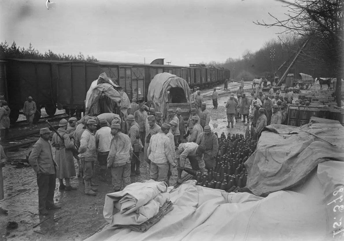 10 mars 1917 – Germaine (Marne)
Le village sert de base de soutien aux troupes. Dans un dépôt de munitions, des caissons d'artillerie pour canons de 75 mm sont approvisionnés par les artilleurs du 45e RA d'Orléans.
Réf. : SPA 12 IS 378
© Paul Bressolles/ECPAD/Défense
#ecpad