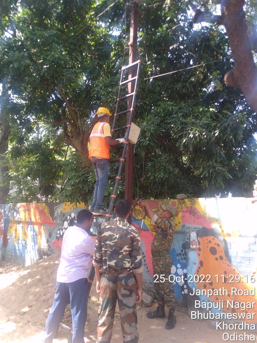 BSCL is removing the unauthorised aerial cables. We once again request the operators not to put over head cable. #smartBhubaneswar