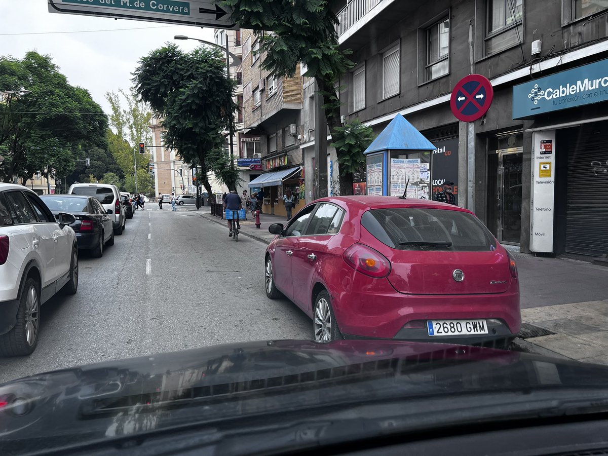 paconadal's tweet photo. Que no os engañen con sus milongas los de #Cierranmibarrio del Carmen (#Murcia). Su modelo es seguir parando en doble fila delante de Espinosa a por el pastelico, aunque montes un atasco del copón. En el barrio del Carmen sobran coches y falta educación. #autoviafloridablanca https://t.co/r2CUYHHsNc