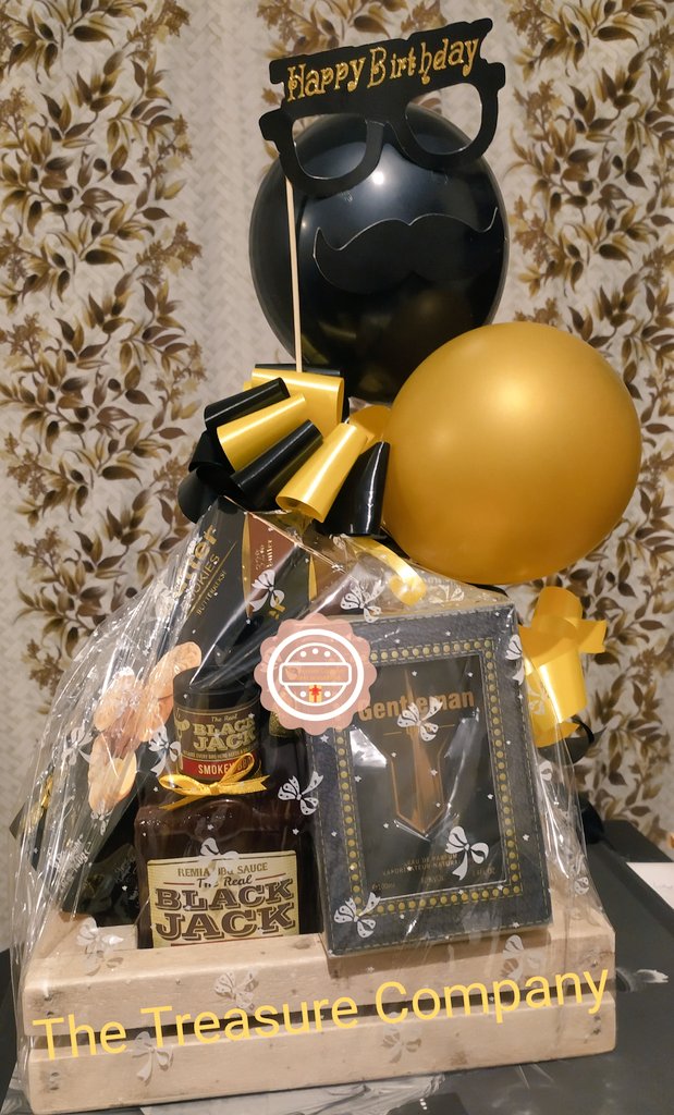 Heart to heart kind of a gift hamper.

Let your gift put into words what is deep in your heart 💓

#WomeninBusiness
#forhim 
#birthdayhampers
#hampersbyesther 
#the_treasure_company
