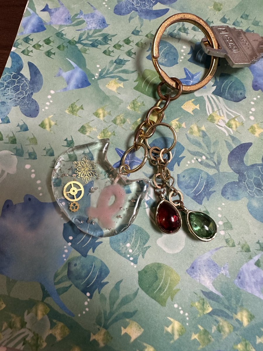 akuarand's tweet photo. わたしのピンクリボンチャームいつの間にか無くなってたから新しく作りました！
めちゃくちゃシンプル🍀
推しカラーも健在です(笑)
 #レジンアクセサリー  #レジン  #レジンキーホルダー https://t.co/ayxnIqTKNX