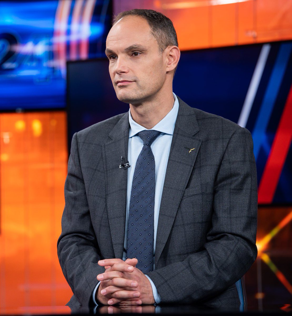 AnzeLog's tweet photo. Moj način komuniciranja je vseskozi enak. Sem spoštljiv in zmeren politik. Sodelovanje #ZaPrihodnost, ki ga predstavljam v svoji kampanji, 🇸🇮 še kako potrebuje. Čas je, da umirimo retoriko, si podamo roke, se pogovorimo in povežemo tisto, kar je najboljšega v nas. #Sodelujmo https://t.co/7ngVVRvBCl