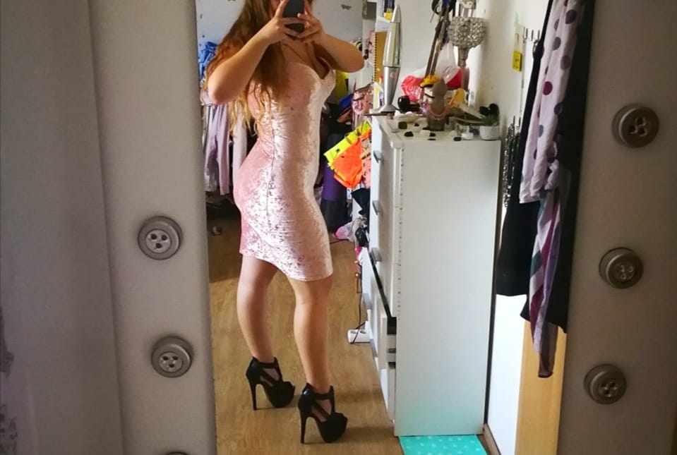 ProgrammerGirl9's tweet image. Is my dress tight enough or not? 🤔
Like/retweet so I can keep posting free stuff here

#heels #dress #tightdress #HighHeelsAddict #teen #onlyfansgirl #onlyfansbabe