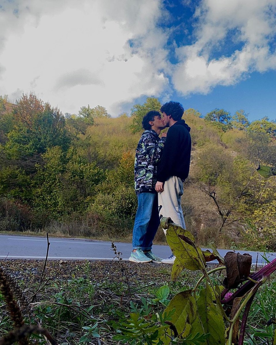 LGTBNews's tweet photo. ❌❌ "Happy End": Un último beso antes de suicidarse de dos jóvenes homosexuales publicado en #Instagram denuncia de nuevo la homofobia de #Armenia 

https://t.co/UDooxnkYPl https://t.co/1SaAAq81dj