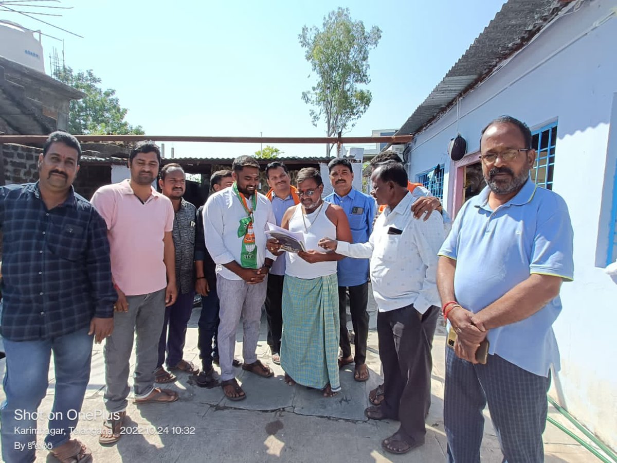 raju_kukatla's tweet photo. #Kothapally మున్సిపాలిటీలో ఉన్న పేద,మధ్య తరగతి ప్రజల నుండి ఇంటి పన్నును 10 శాతం రెట్లు పెంచి వసూల్ చేస్తున్న #మున్సిపాలిటీ అధికారులు వెంటనే ఇంటి పన్ను తగ్గించి పట్టణ ప్రజలకు పన్ను భారం నుండి ఉపశమనం చేయాలనీ.కొత్తపల్లి #బీజేపీ పట్టణ శాఖ ఆధ్వర్యంలో మూడవ రోజున కూడా 8,12 వ వార్డులో https://t.co/n1I7A1gH5y