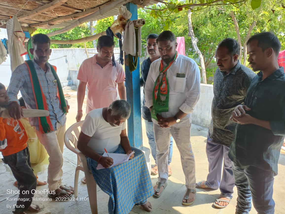 raju_kukatla's tweet photo. #Kothapally మున్సిపాలిటీలో ఉన్న పేద,మధ్య తరగతి ప్రజల నుండి ఇంటి పన్నును 10 శాతం రెట్లు పెంచి వసూల్ చేస్తున్న #మున్సిపాలిటీ అధికారులు వెంటనే ఇంటి పన్ను తగ్గించి పట్టణ ప్రజలకు పన్ను భారం నుండి ఉపశమనం చేయాలనీ.కొత్తపల్లి #బీజేపీ పట్టణ శాఖ ఆధ్వర్యంలో మూడవ రోజున కూడా 8,12 వ వార్డులో https://t.co/n1I7A1gH5y
