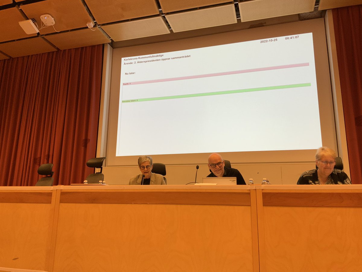 Start av mandatperiodens första #Kommunfullmäktige #Karlskrona under öppning av Ålderspresident Gunilla Ekelöf med nya laget för #Liberalerna <a href="/FilipIssal/">Filip Issal</a> Gunilla Ekelöf Lisa Borgström och Tomas Pärlklo. Följ gärna på webben karlskrona.kommunetv.se/live/63