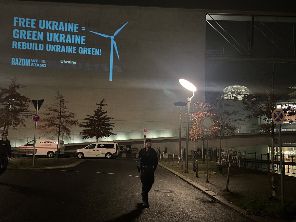 embargo4peace's tweet photo. Warum fordern NGOs aus der #Ukraine mitten im Krieg einen „grünen Wiederaufbau“? Weil es bri der Energiewende längst nicht mehr „nur“ um Klimaschutz, sondern um Sicherheit und Unabhängigkeit geht! @RazomWeStand https://t.co/evuFH29sPH