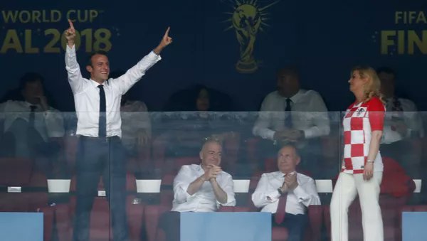 فرنسا أعلنت منع عرض مباريات مونديال قطر على شاشات عملاقة في مدنها كما تفعل في كل مونديال، والسبب قال: "احتجاجاً على معاملة عمال بناء الملاعب"
هذه صورة للرئيس الفرنسي أثناء حضوره مونديال روسيا 2018 في الوقت الذي كان فيه بوتين يحرق حلب وإدلب ودرعا وينفذ إبادة جماعية بحق السوريين.