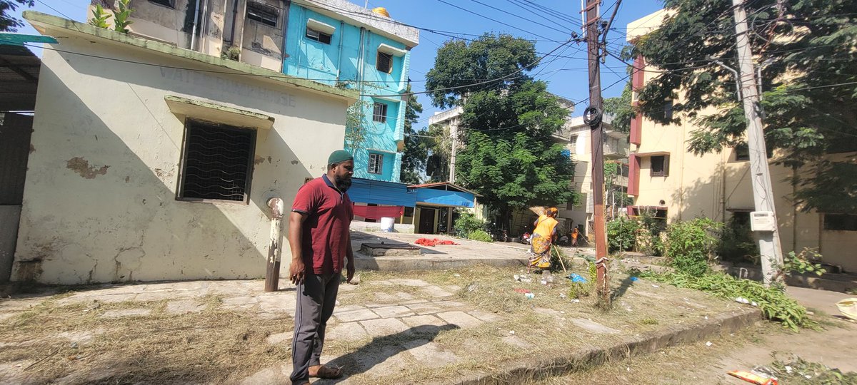 Mohamme92363456's tweet photo. sadar-e-mohtaram janab naqeeb-e-millat Alhaj barrister Asad Uddin Owaisi sahab ke hidayat par goshamehal incharge janab mirza rehmath baig qadri sahab or janab zafar khan sahab corporator ke zaire-nagrani me bhagyanagar colony me debris lifting ka kaam karaya gaya.AIMIM ZINDABAD https://t.co/129JJ4kaPO