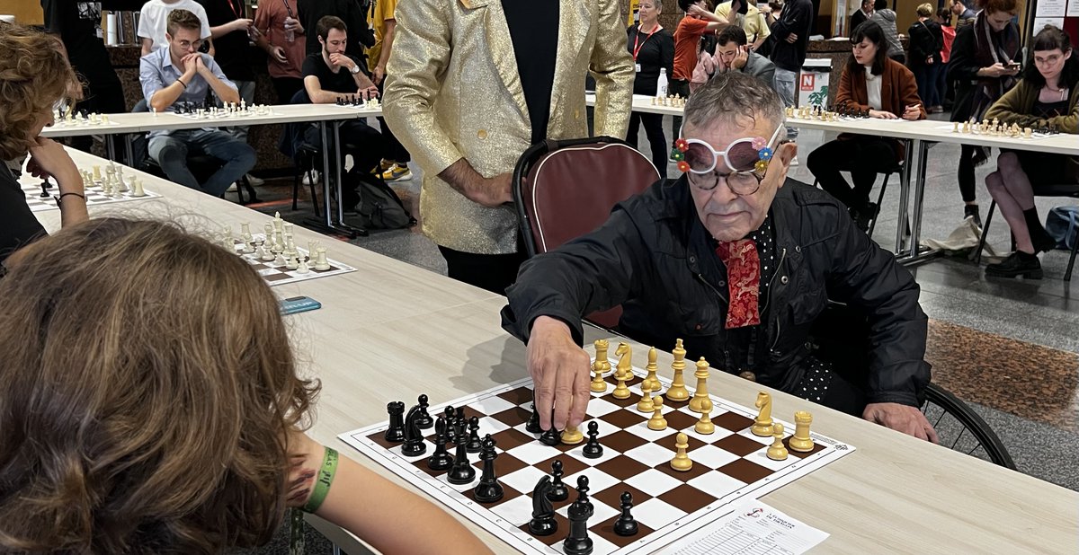 arrabalf's tweet photo. Sorpresa en el festival de Montpellier: 
el gran poeta Fernando Arrabal, de 90 años, 
que vino a presentar la copia restaurada 
de su película VIVA LA MUERTE 
["un flujo genial de símbolos"]  
¡jugó 24 partidas simultáneas de ajedrez! https://t.co/1Hq4yyzJf8