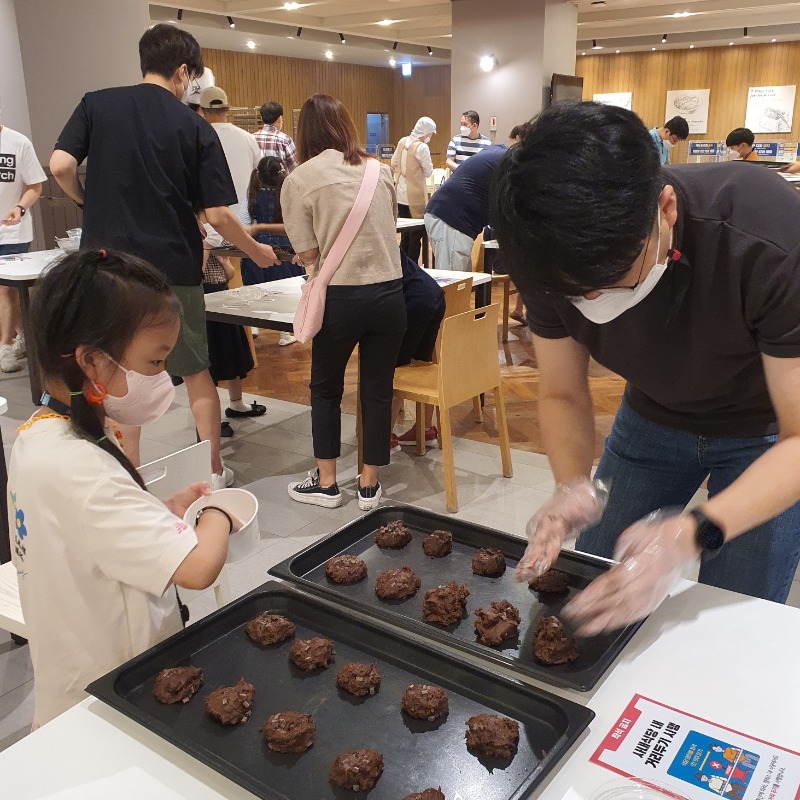 samsungresearch's tweet photo. [SR Event] 🎉We hold an in-house event for #SamsungResearch employees and their families every quarter.😀😀

🔮✨️Had a campus tour through offices, gym, cafeteria, library, etc., a #cookingclass🍪 with kids, and finally a #magicshow!🎩🪄

#EmployeeEvent #FamilyInvitation https://t.co/ksVS7Lr6rm