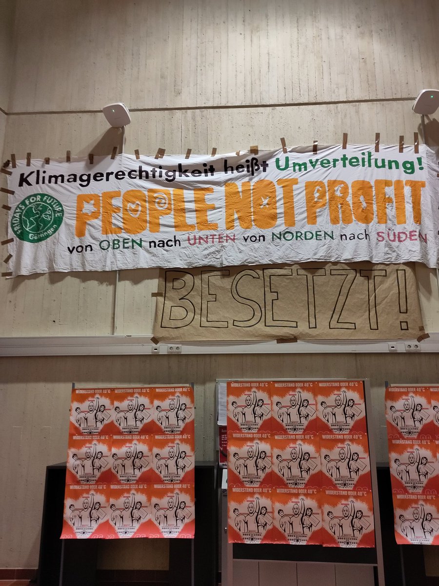 PippaSchneider's tweet photo. Seit gestern Abend ist der Hörsaal 011 im ZHG der #unigoettingen von der Klimagerechtigkeitsbewegung besetzt. Forderungen werden heute im Laufe des Tages erarbeitet. Heute gibt's ein buntes Programm an Workshops und Vorträgen.
Es braucht jetzt endlich echten Klimaschutz! https://t.co/tderz6621M