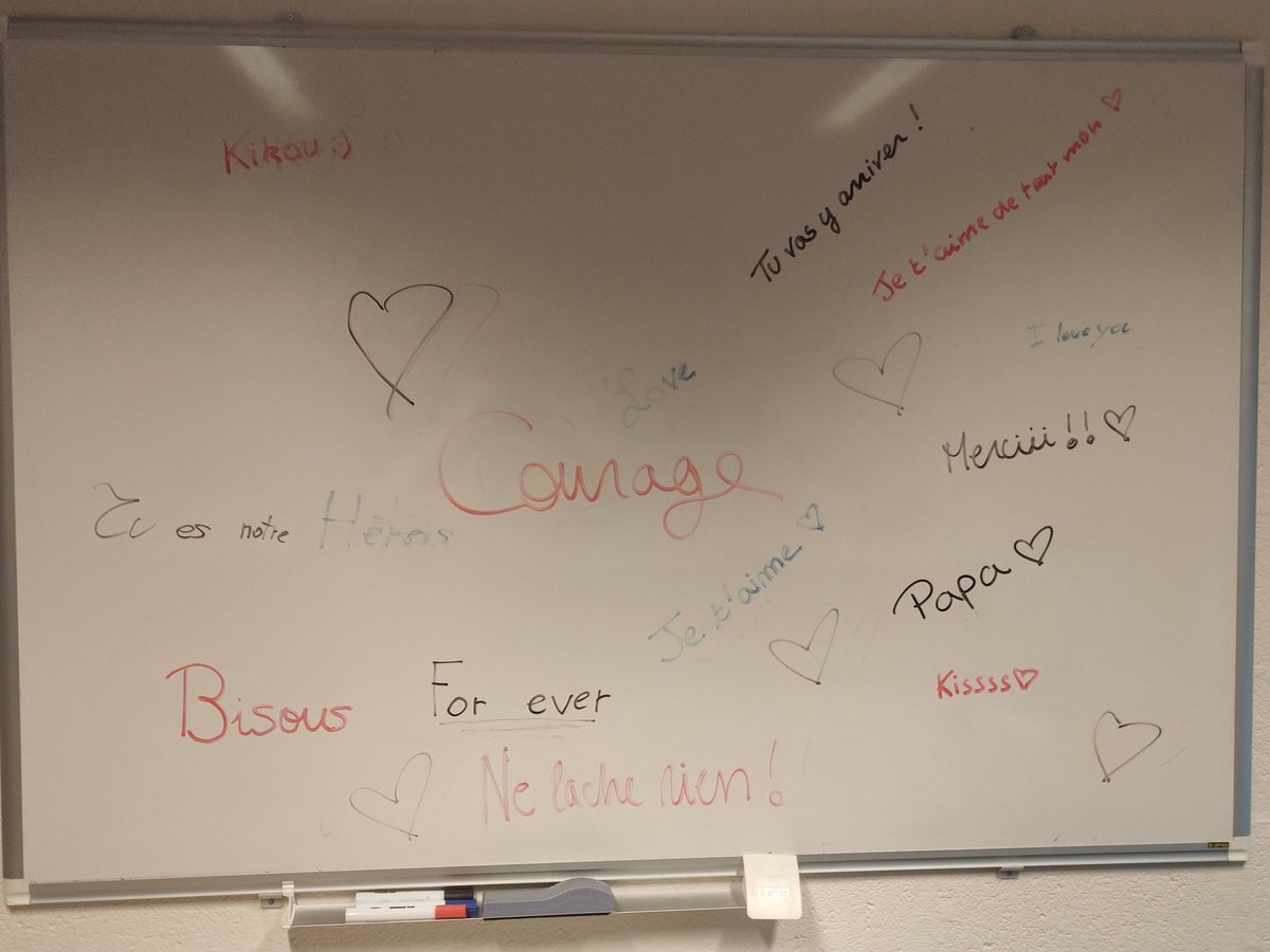 TPhilippette's tweet photo. Quand mes filles passent au bureau. Comment pourrait-on passer une mauvaise journée avec ça ? #retouralessentiel https://t.co/xHj7YfEpFz