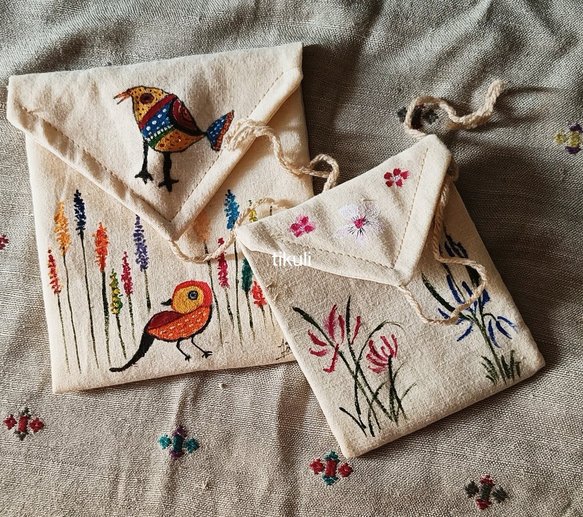 tikulli's tweet photo. My #FridaKahlo with her cat & other friends on these soft cotton linen cases.Perfect for keeping ur precious little things or #gifting. You can also team these up with a bigger case.Look up #Instagram/#PinnedThread for more work. DM for price & details.#RETWEEET #festivegifts https://t.co/beGExL6L1k