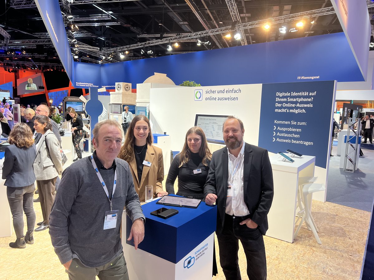 ID-Ideal (@idideal1) on Twitter photo 🤝Die Schaufensterprojekte auf der <a href="/SmartCountryCon/">Smart Country Convention</a> mit interessanten Diskussionen und Vorträgen zur #Verwaltungsdigitalisierung.
📢Am Stand des <a href="/BMI_Bund/">Bundesministerium des Innern</a> haben wir über 12.000 Besuchern die SSI-Welt erklärt und die Verbindung zwischen #eID und #SSI deutlich gemacht. 🤝Die Schaufensterprojekte auf der <a href="/SmartCountryCon/">Smart Country Convention</a> mit interessanten Diskussionen und Vorträgen zur #Verwaltungsdigitalisierung.
📢Am Stand des <a href="/BMI_Bund/">Bundesministerium des Innern</a> haben wir über 12.000 Besuchern die SSI-Welt erklärt und die Verbindung zwischen #eID und #SSI deutlich gemacht.