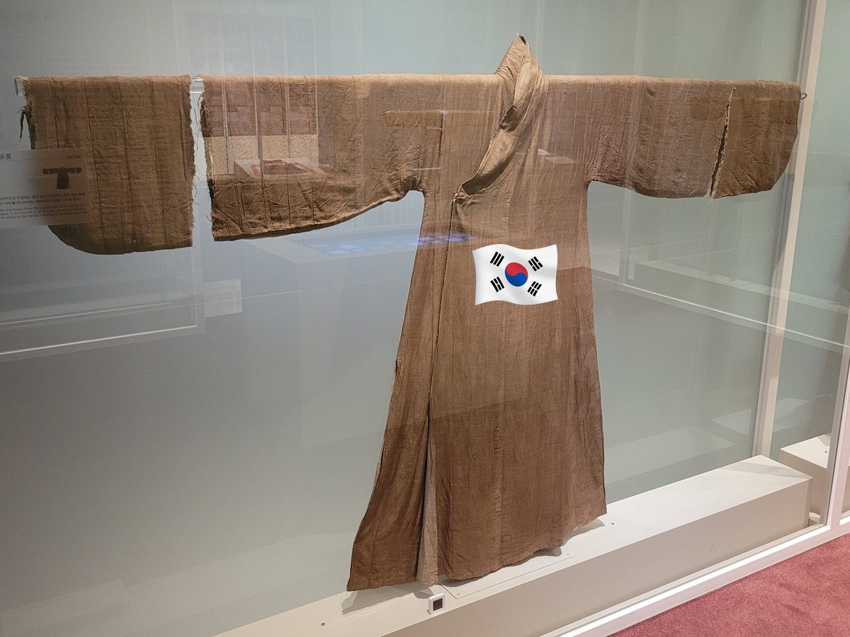 해평윤씨 소년미라 일가 무덤 출토 복식과 복원품 아이 중치막
엄마 장옷 아빠 중치막
아이가 천연두로 죽었는데 관의 바닥엔 엄마옷을 위엔아빠옷을 덮었대요
눈물이 콰르르...