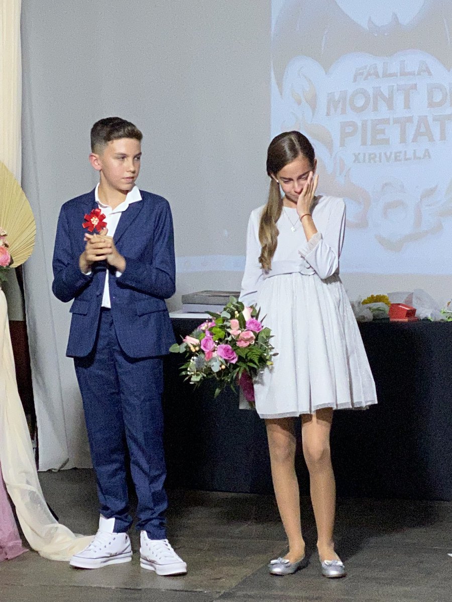 El dissabte va ser el nomenament de les nostres falleres majors 2023 Noelia i Cristina i del nostre president infantil Iker.👑

També varem acomiadar als nostres representants del 2022 Aroa, Espe i Unai.

Una nit plena d'emocions i alegria.❤️